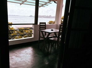 Habitación triple, balcón, vistas al mar | Decoración individual, mobiliario individual, escritorio