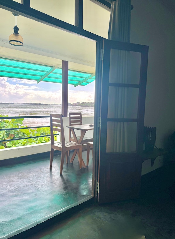 Dreibettzimmer, Balkon, Meerblick | Individuell dekoriert, individuell eingerichtet, Schreibtisch