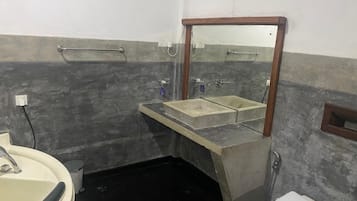 雙人房, 露台, 海景 | 浴室 | 淋浴設備、免費梳洗用品、風筒、提供毛巾