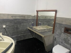 Habitación doble, balcón, vista al mar | Baño | Regadera, amenidades de baño gratuitas, secadora de cabello, toallas