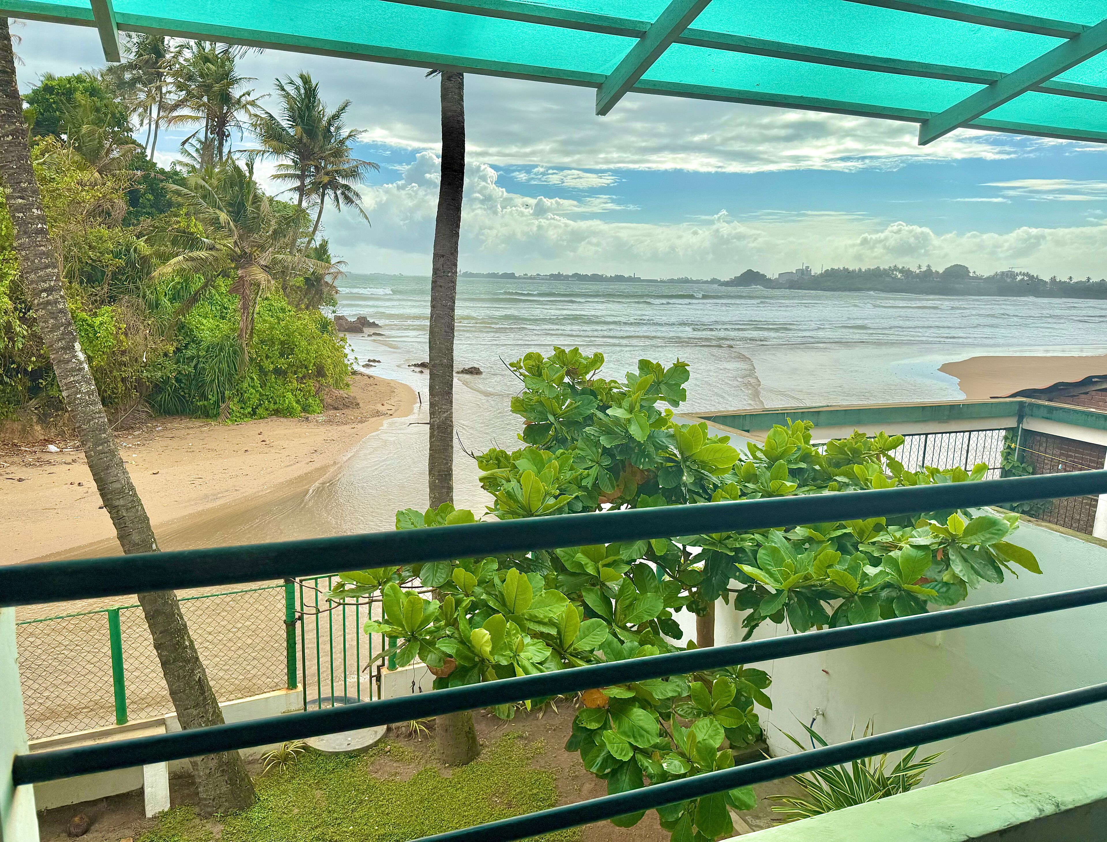 Habitación triple, balcón, vistas al mar | Decoración individual, mobiliario individual, escritorio