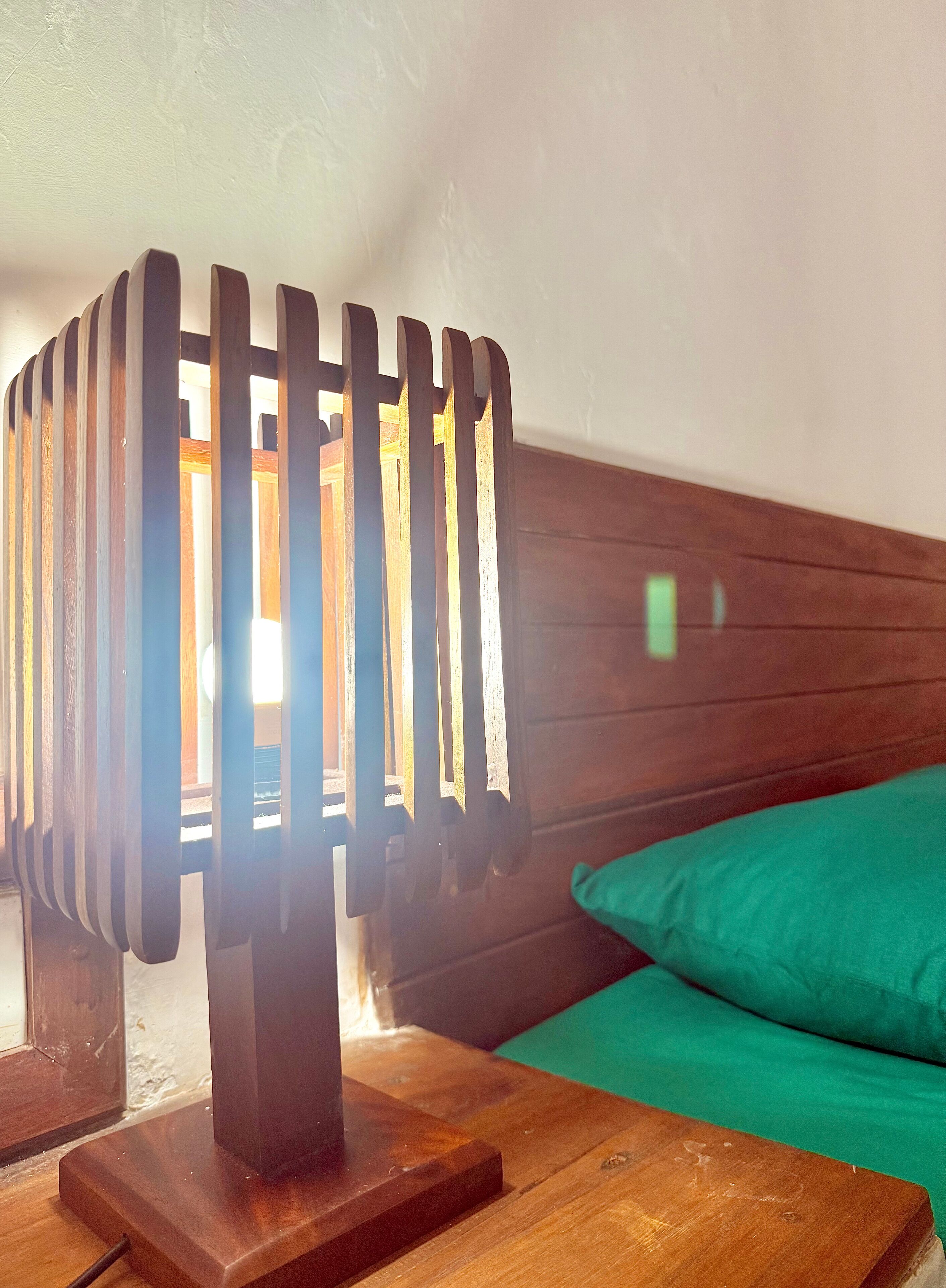 Habitación triple, balcón, vistas al mar | Decoración individual, mobiliario individual, escritorio