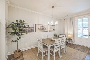 Dining - Lowcountry Luxe - Golf, Bike, Eat, Fun! (Bluffton)