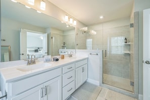 Hair dryer, towels, soap, shampoo - Lowcountry Luxe - Golf, Bike, Eat, Fun! (Bluffton)