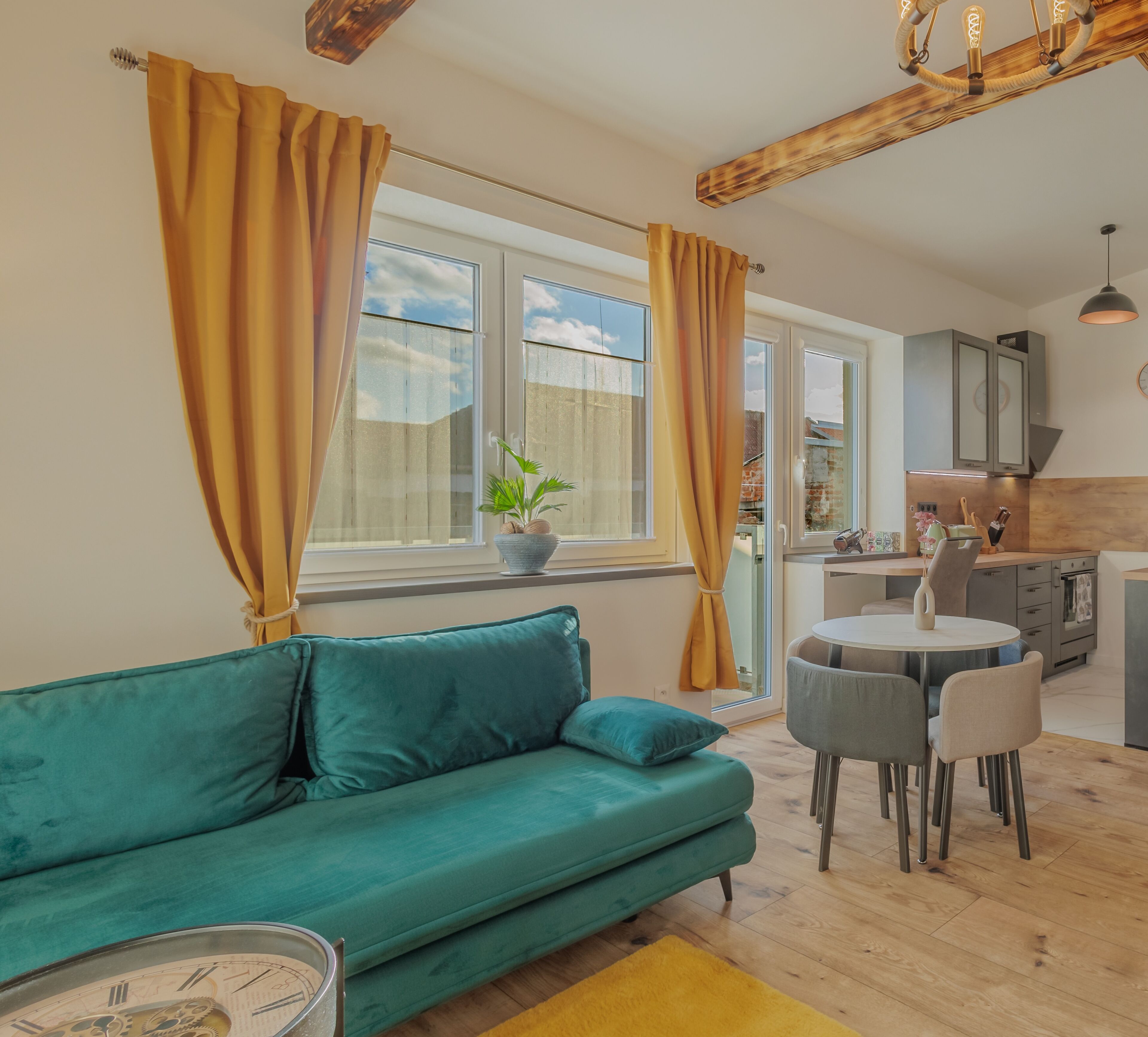 Smart TV, chimenea, reproductor de DVD, biblioteca de música