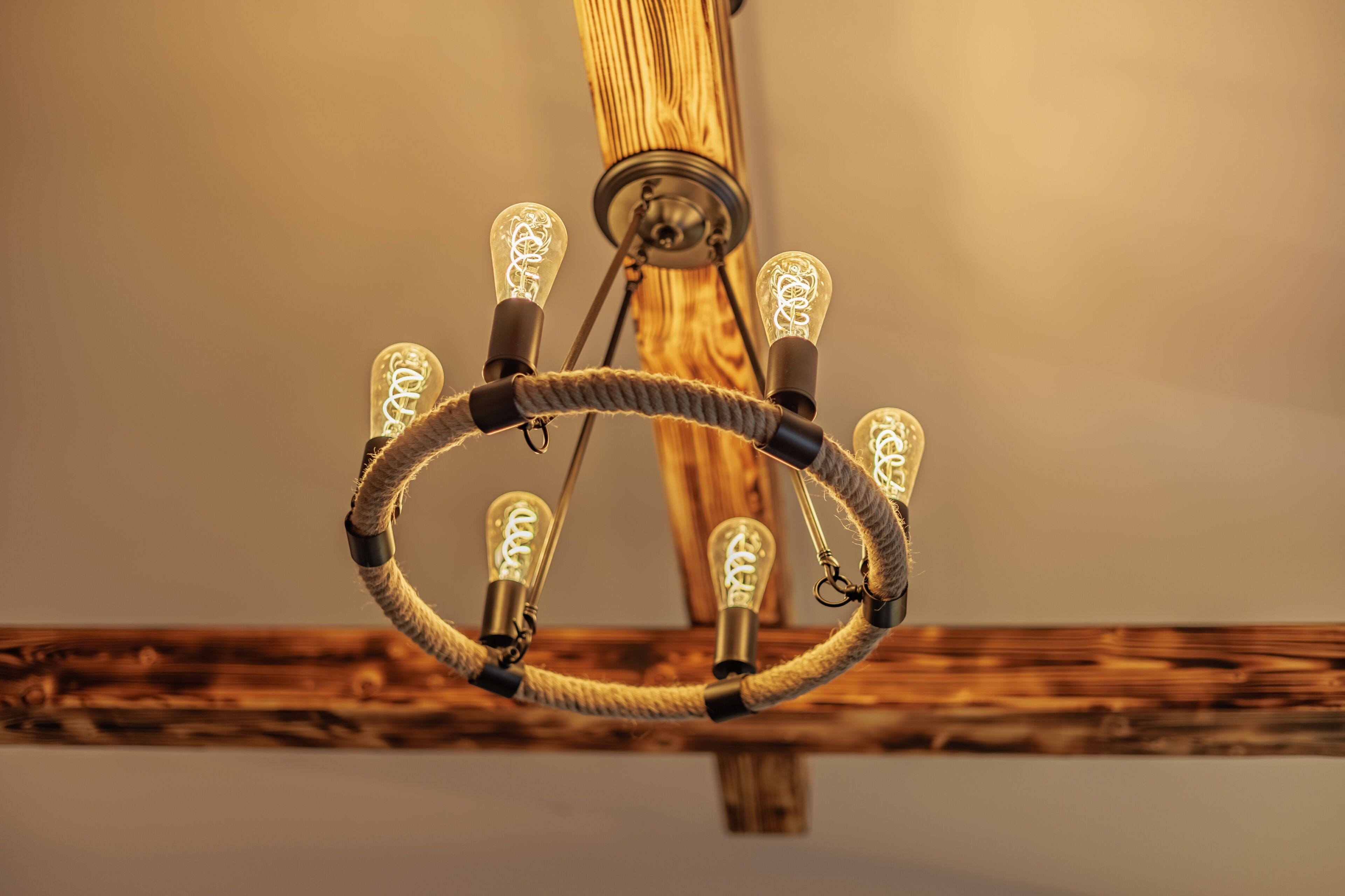 Um candelabro com várias lâmpadas penduradas por uma corda.