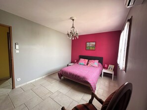 3 chambres, fer et planche à repasser, Wi-Fi, draps fournis