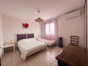 3 chambres, fer et planche à repasser, Wi-Fi, draps fournis