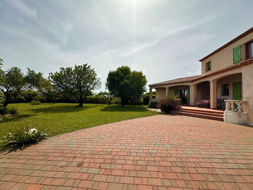Villa for 8 with air conditioning and parking close to the sea