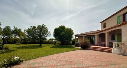 Villa for 8 with air conditioning and parking close to the sea