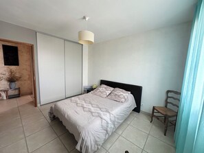 Iron/ironing board, WiFi, bed sheets