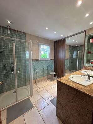 Dusche, Handtücher, Seife, Toilettenpapier