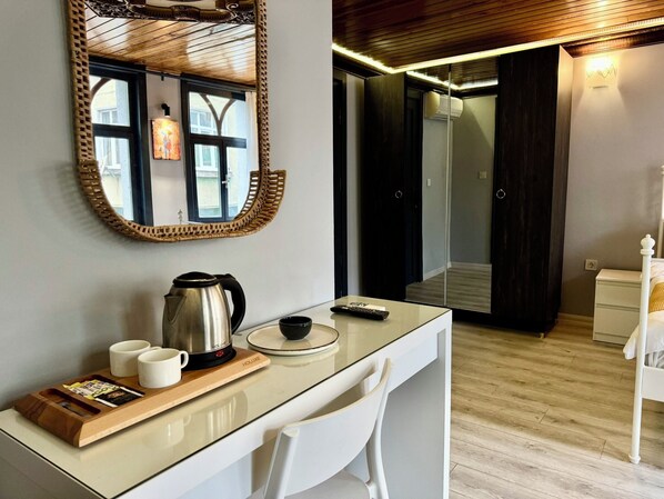 Superior driepersoonskamer | Dineren op de kamer