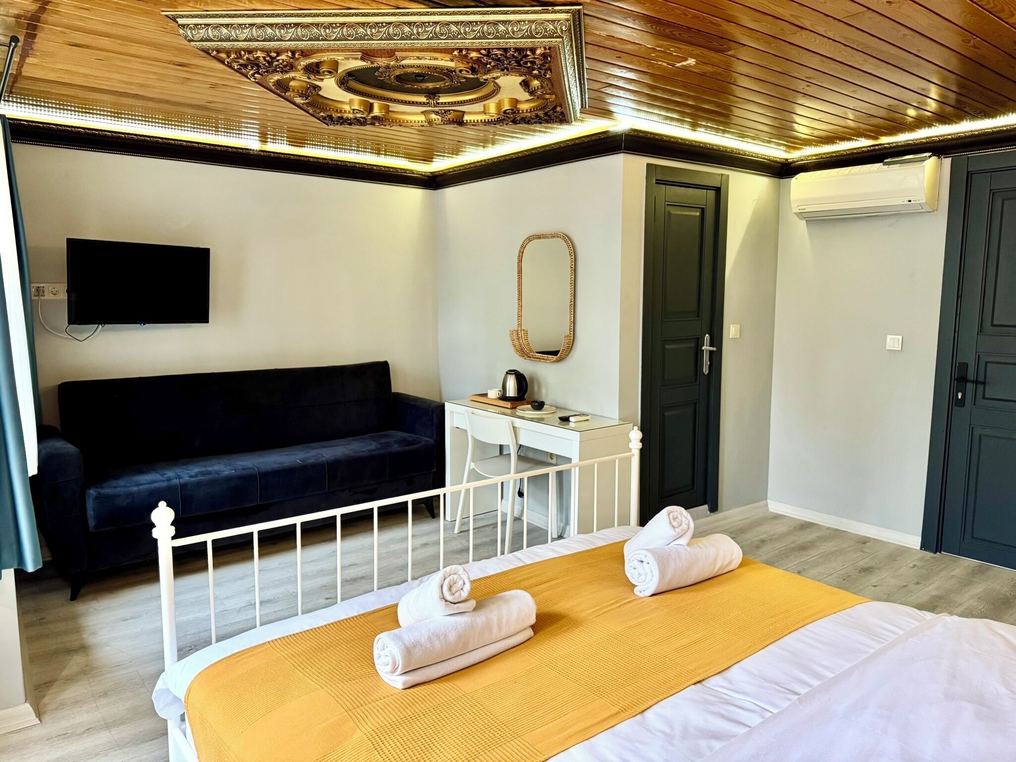 Superior Triple Room | Living area | 32-inch LED TV with satellite channels