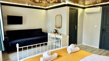 Superior-herbergi fyrir þrjá | Stofa | 32-tommu LED-sjónvarp með gervihnattarásum