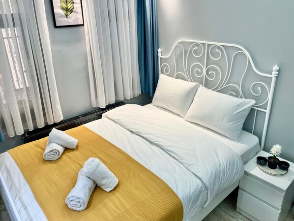 ملاءات من القطن المصري وأغطية فراش متميزة وعناصر مجانية داخل الميني بار