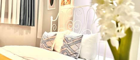 Economy Studio | 1 bedroom, Egyptian cotton sheets, premium bedding, free minibar