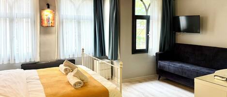 Superior driepersoonskamer | 1 slaapkamer, lakens van Egyptisch katoen, luxe beddengoed