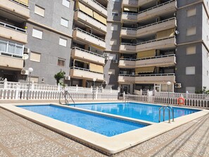 Apartment, 2 Bedrooms, Smoking, Balcony | Kolam renang | Kolam renang terbuka