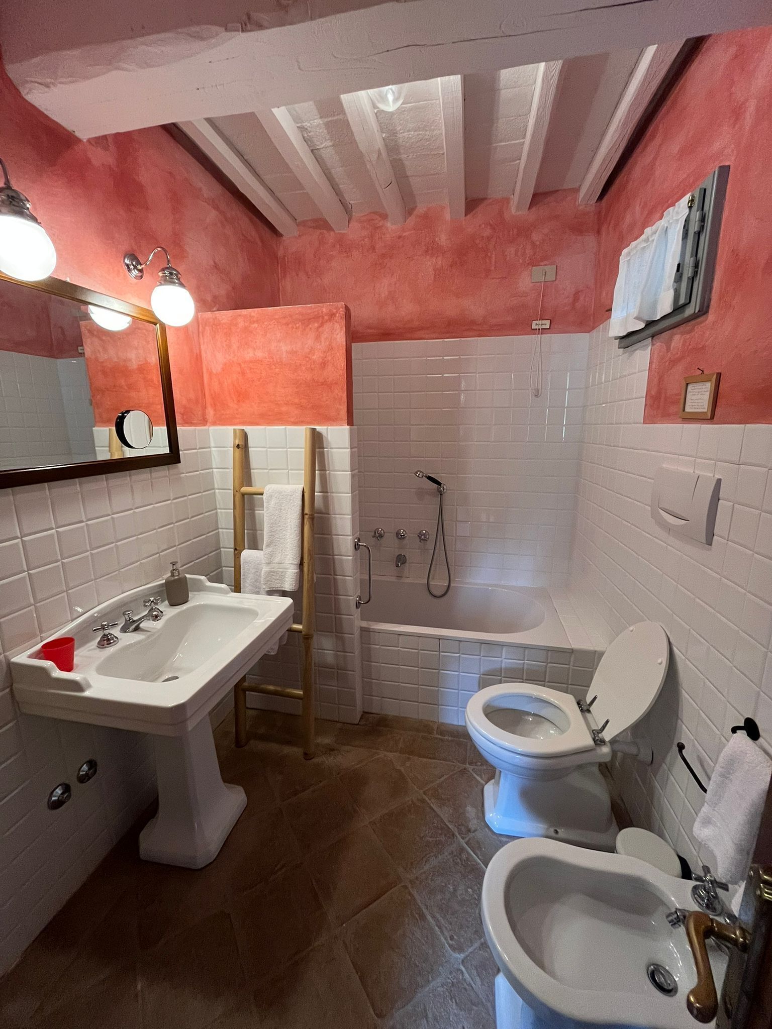 Ein Badezimmer mit Waschbecken, Toilette, Bidet und Dusche.