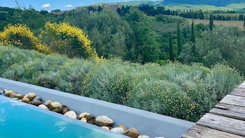 Una piscina al aire libre de temporada