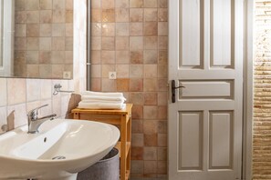 Secador de cabelo, toalhas de banho, sabonete, shampoo