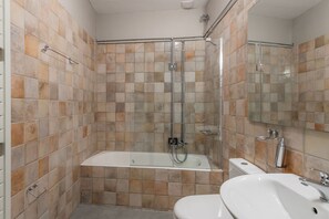 Sèche-cheveux, serviettes fournies, savon, shampoing