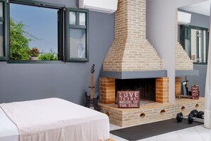 1 dormitorio, caja fuerte, tabla de planchar con plancha y cuna de viaje