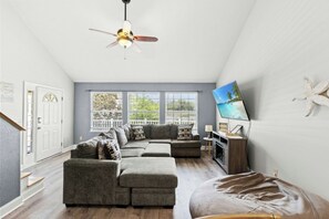 Smart-TV, Tischfußball, Tischtennisplatte