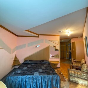 Classic Single Room, Garden View | 1 bedroom, in-room safe, blackout drapes, iron/ironing board