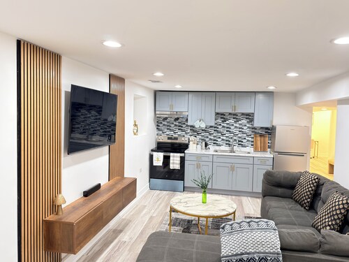 Charming 2-bedroom apartment in fabulous Chicago with WiFi, Game Space