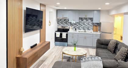 Charming 2-bedroom apartment in fabulous Chicago with WiFi, Game Space