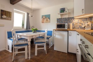 Réfrigérateur, micro-ondes, plaque de cuisson, lave-vaisselle