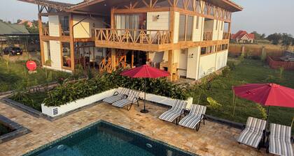 Moyoni Africa Lodge & Tours