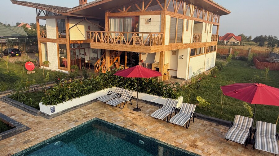Moyoni Africa Lodge & Tours