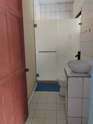 提供毛巾、番梘、廁紙