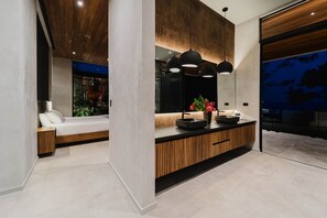 4 bedrooms, in-room safe, WiFi, bed sheets