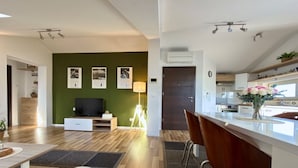 Un appartement moderne comprenant un espace de vie, une cuisine et un coin repas.