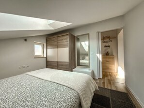 1 bedroom, in-room safe, desk, iron/ironing board