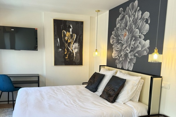Deluxe Room Kingsize Bed 2 | Free WiFi