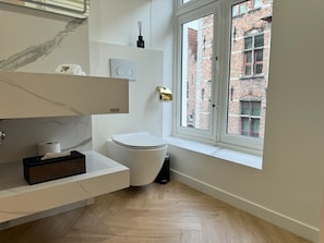 Deluxe Room, City View | Bathroom