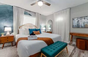 4 slaapkamers, een bureau, een strijkplank/strijkijzer, reisbedje