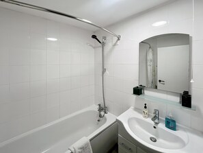 Departamento, 2 habitaciones, vista al jardín | Baño