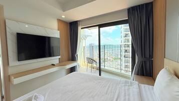 Family Apartment, 2 Bedrooms, Balcony, Ocean View | Peralatan tempat tidur premium, meja, ruang kerja komputer riba