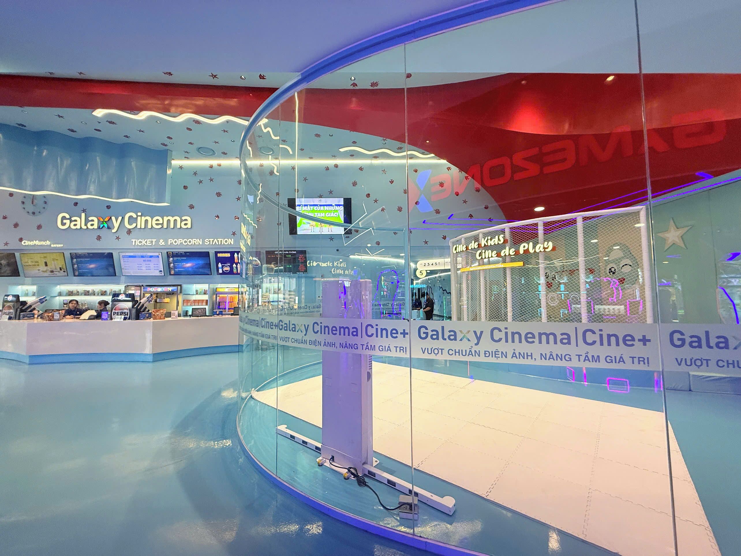 A Galaxy Cinema with a ticket and popcorn station, a CineMunch cafe, and a Cine de Kids play area.
