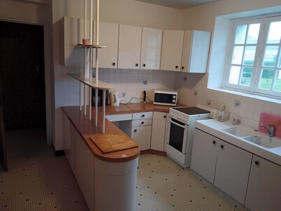 Welcome to this charming room located at 32 avenue Victor Hugo.