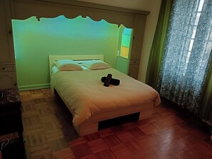 1 slaapkamer, een strijkplank/strijkijzer, wifi, beddengoed