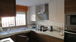 Micro-ondes, four, plaque de cuisson, lave-vaisselle