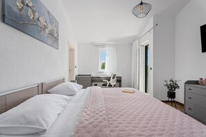 4 عدّة غرف نوم ومكواة/لوح كي وواي فاي وملاءات أسرّة