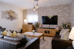 Televisión, chimenea, videojuegos y futbolito